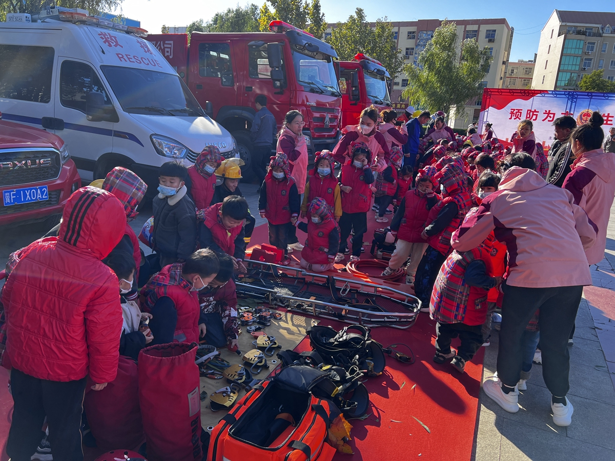 保定市满城区消防安全委员会举行2023年消防宣传月启动仪式_fororder_活动现场居民参观并了解消防器材 摄影 任政