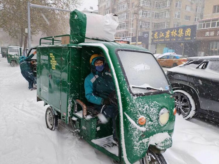 暴雪+“雙11”冰火兩重天 郵政小哥頂住了！