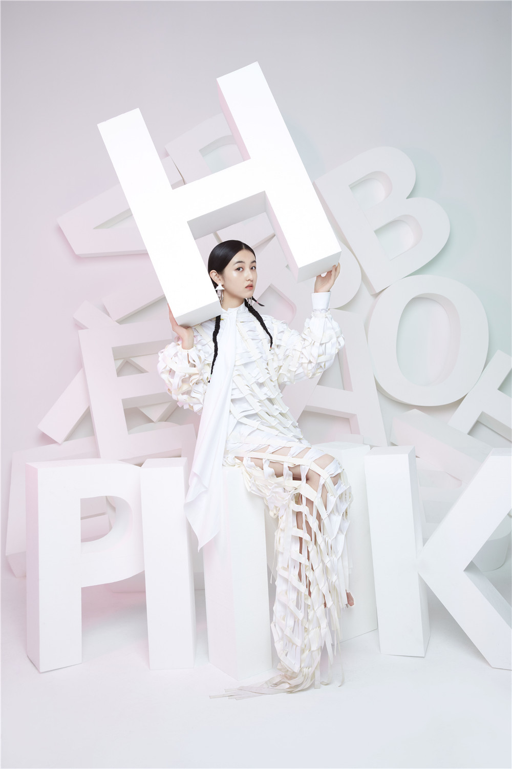 张子枫牛角辫造型诠释独立率性