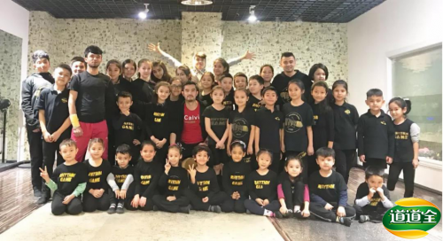 道道全与CCTV-1《欢乐中国人2》为国人介绍“00后”舞蹈天团