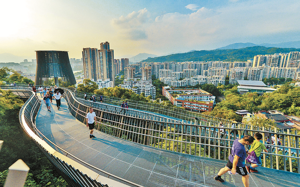 福道掩映在绿树间,公园延伸到家门口.