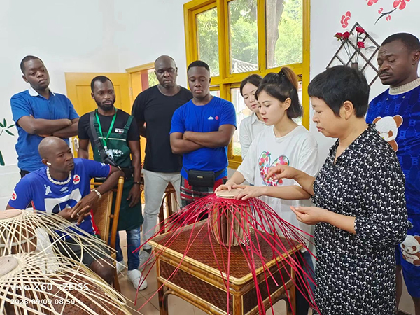 眉山青神：90后“守”艺人接力竹编艺术传承_fororder_赵爽在授课-供图-青神县委宣传部