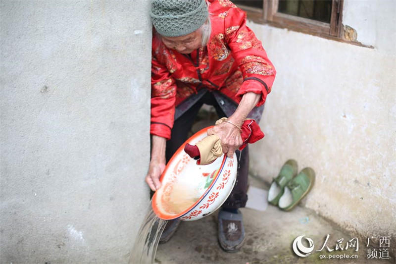 图片默认标题_fororder_谢老元老人洗衣服_副本