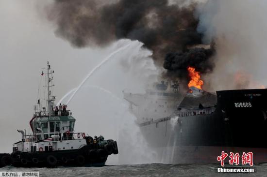 墨西哥湾一艘油轮失火 火势剧烈冒出浓密黑烟