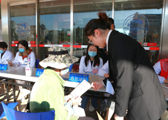 中信银行泰州分行开展公益活动 守护百姓健康和“养老钱”