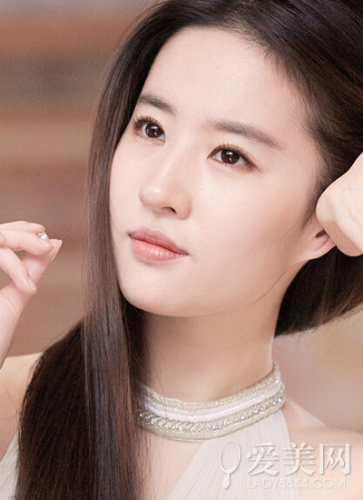 女星家境差距：刘亦菲富二代赵丽颖出身农家