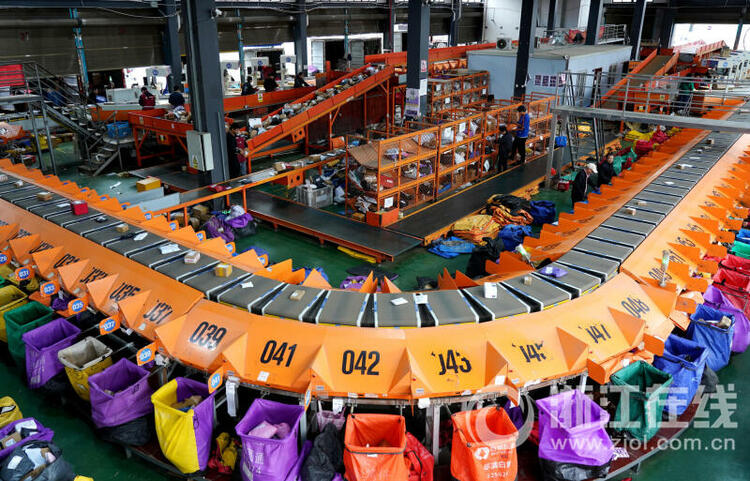 双十一快递物流分拣忙