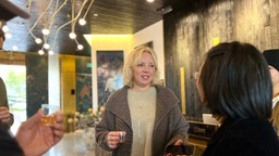 俄羅斯著名油畫家奧爾加·庫茲米娜油畫作品展亮相黔南雙龍