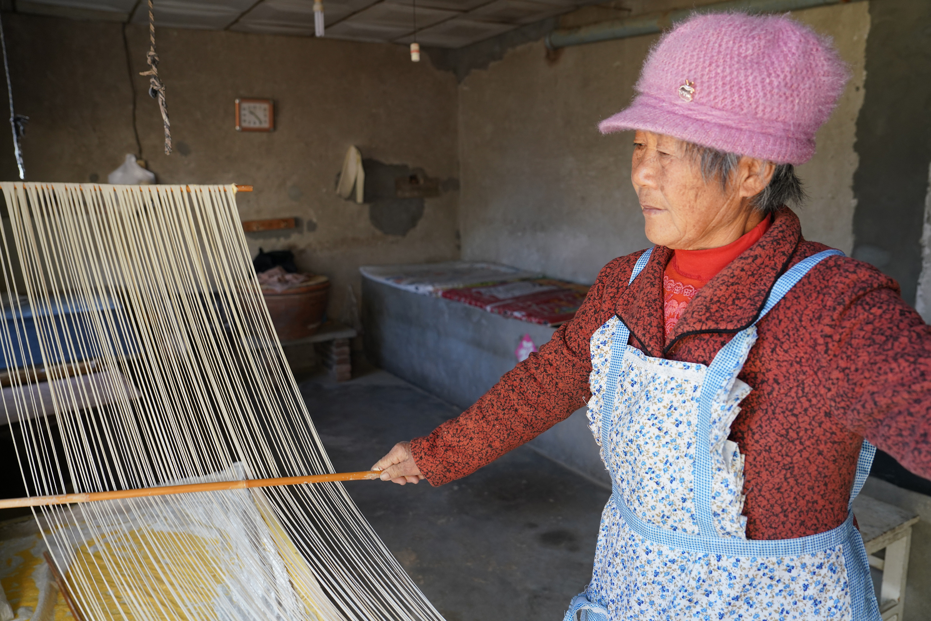 圖片默認標題_fororder_李明雙老伴拉長醒好的抻面準備晾曬。攝影 王磊