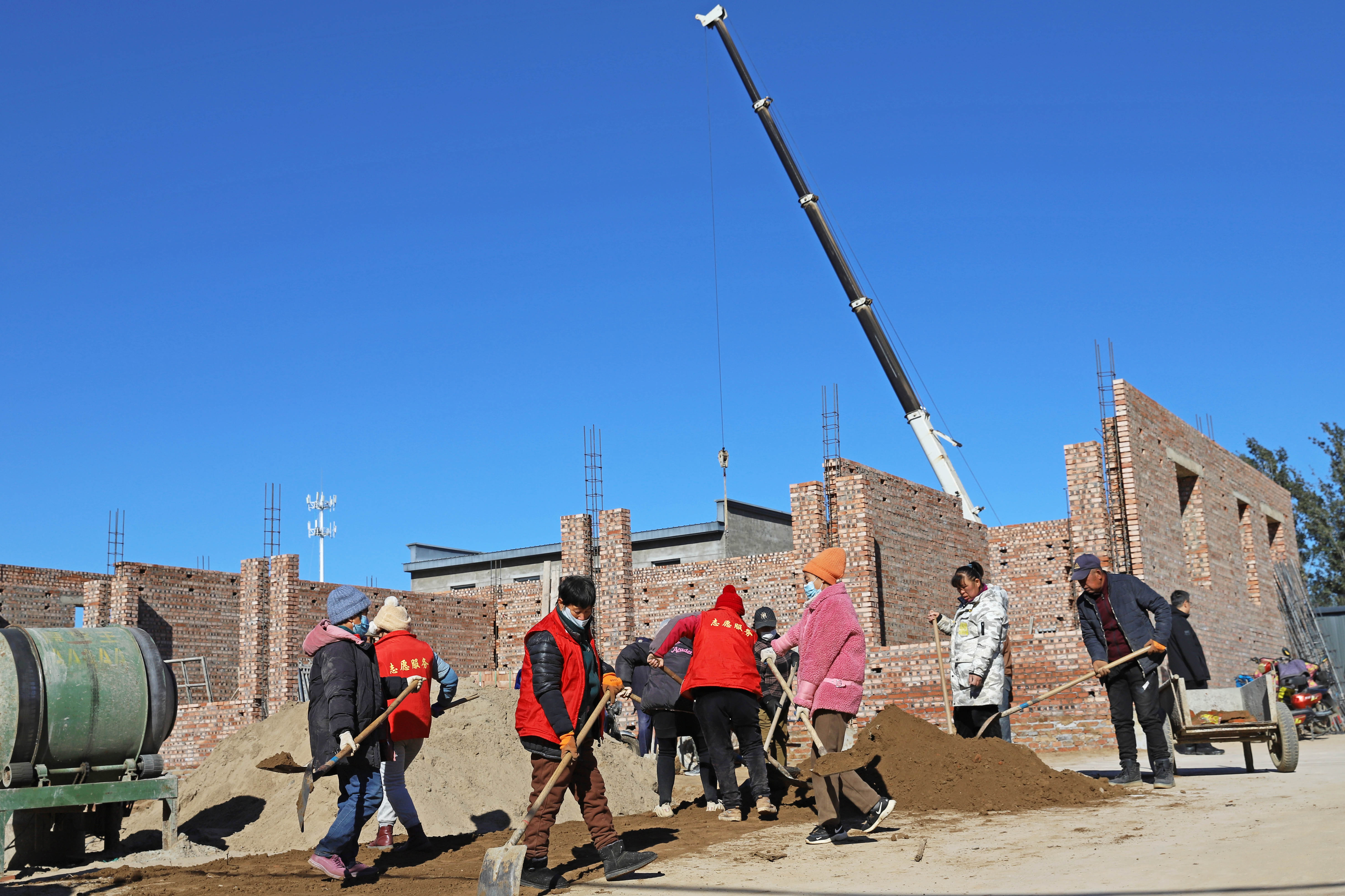 河北涿州：凝心聚力重建美好家園_fororder_涿州市刁窩鎮萬全莊村村民正在修建房屋。熊華明攝
