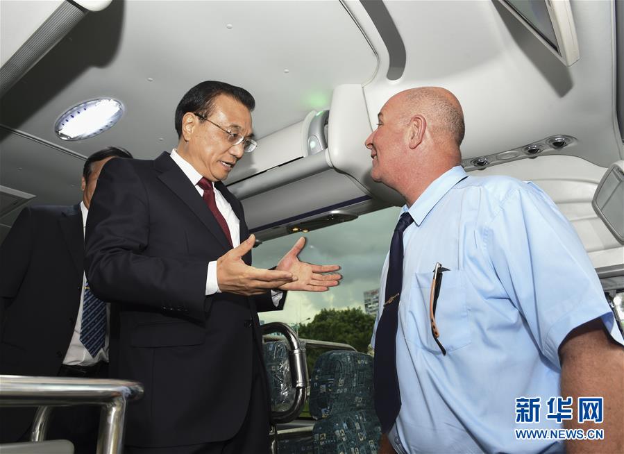 李克强在古巴体验中国出口客车　考察中国装备“走出去”