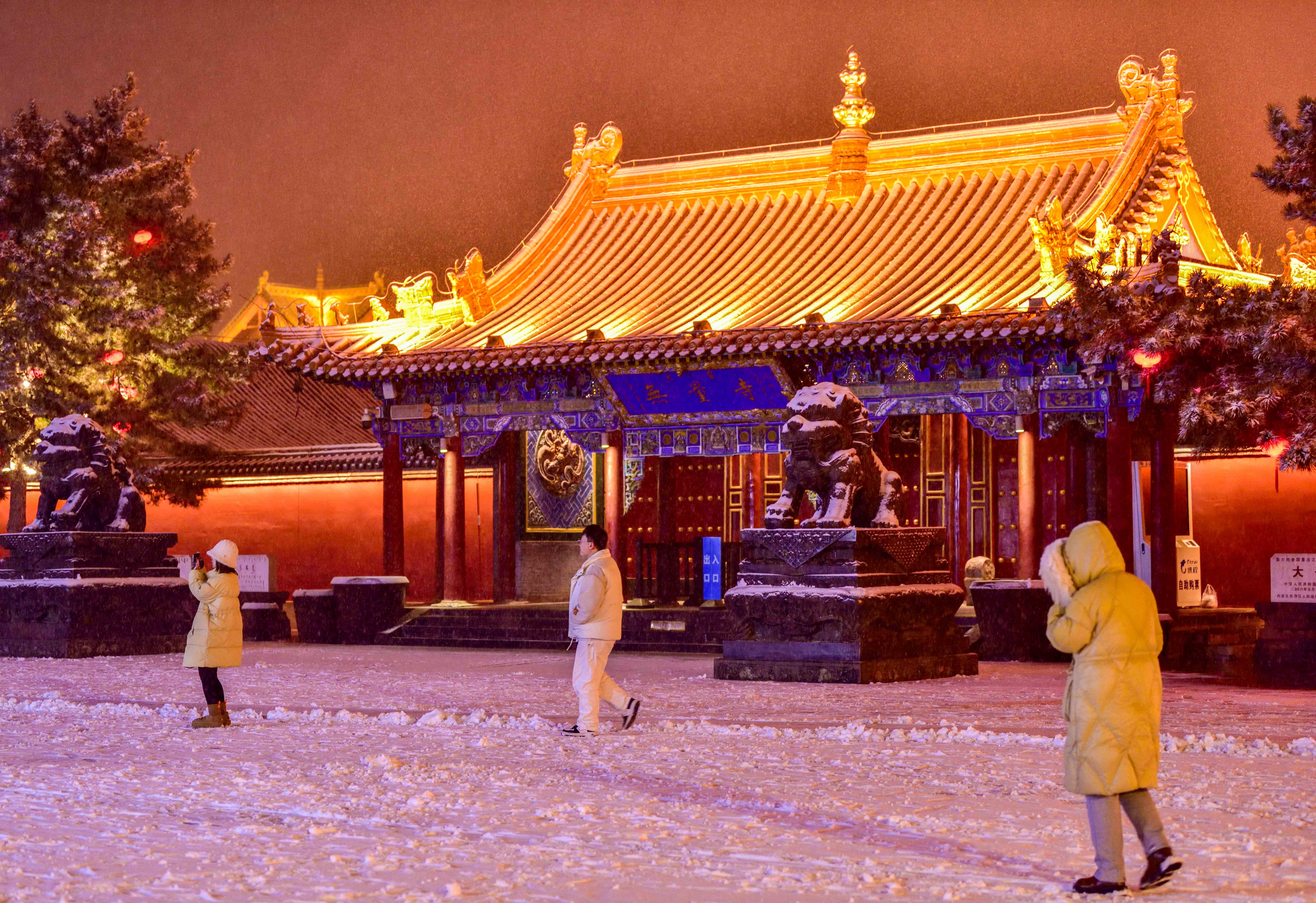 雪落青城景如画_fororder_1——2023年12月10日晚，市民在呼和浩特市玉泉区塞上老街历史文化街区赏雪。20231210224441