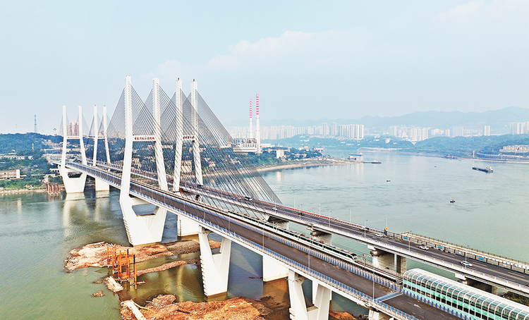 重庆李家沱长江复线桥轨道列车试运行