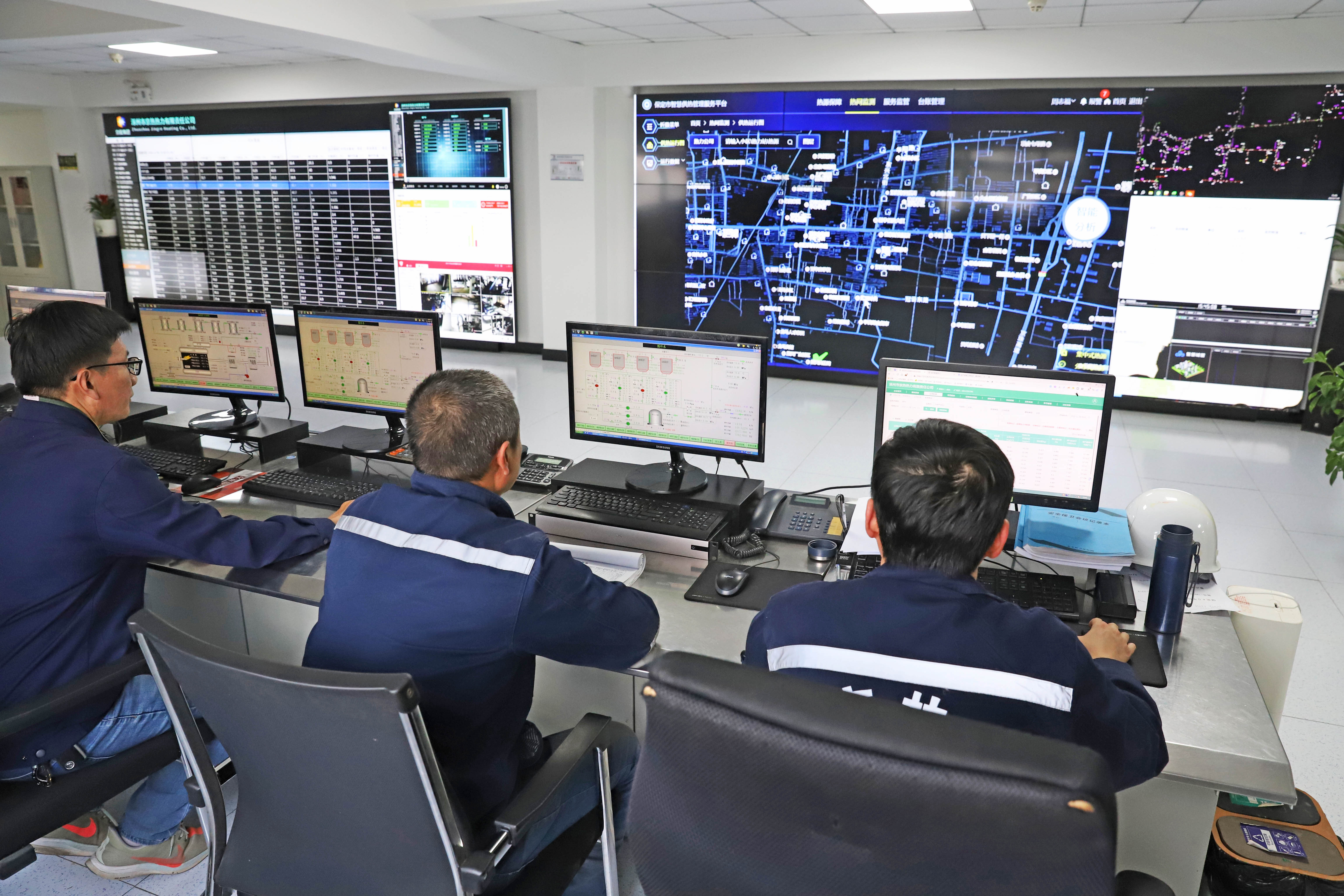 河北涿州：凝心聚力重建美好家園_fororder_河北省涿州市京熱熱力有限責任公司工作人員在調度中心實時監控調度全市供熱情況。熊華明攝