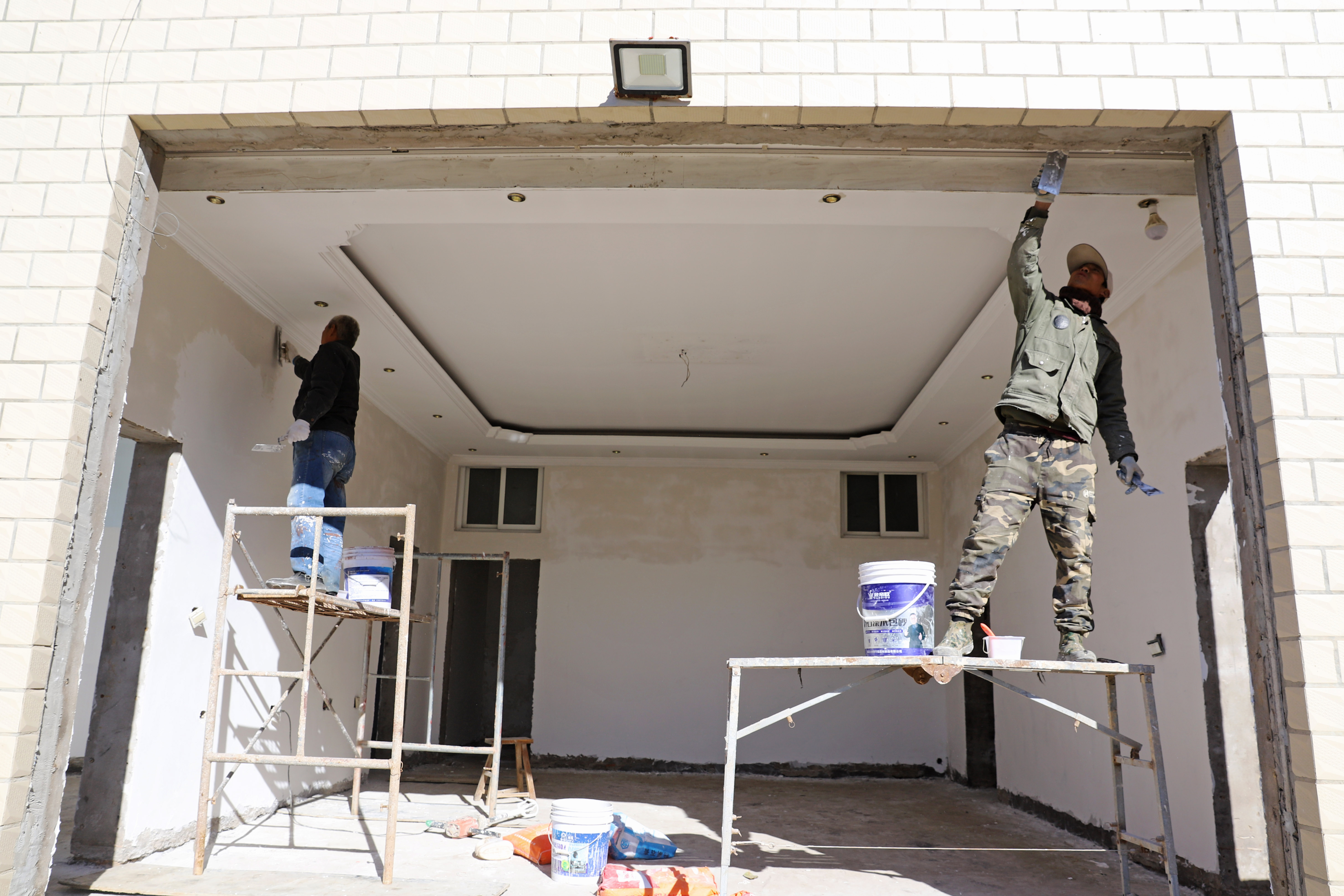 河北涿州：凝心聚力重建美好家園_fororder_涿州市刁窩鎮萬全莊村村民正在修繕因災受損的房屋。熊華明攝