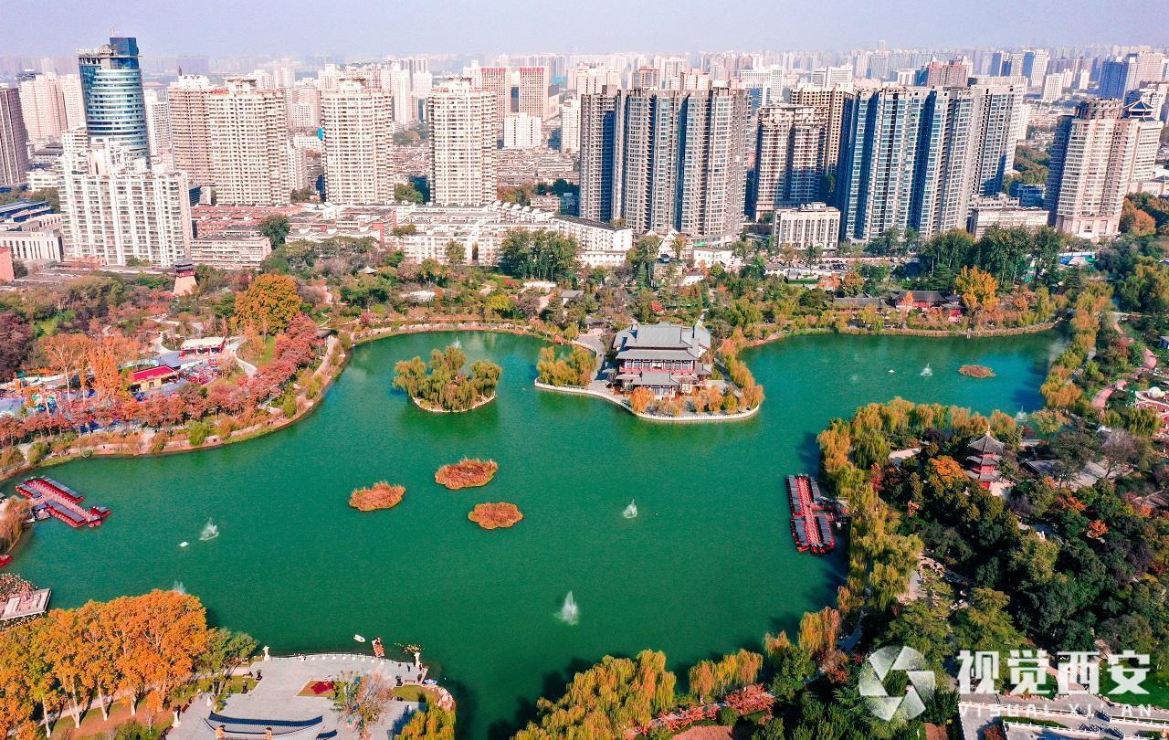 初冬兴庆宫公园宛如缤纷画卷