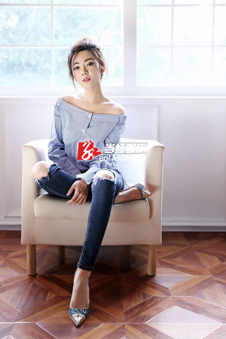 【当红娱乐】青春美少女蒋中一重返歌坛 画风变成了这样……