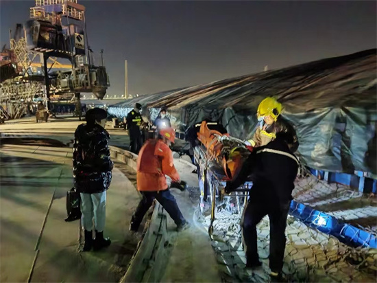 长航南京警方联合消防救援和“120”紧急救援高空跌落腰椎受伤船员_fororder_图片7