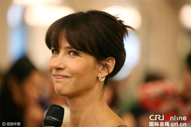 苏菲玛索捞金风韵犹存 吐舌抿嘴精灵古怪变"表情后"