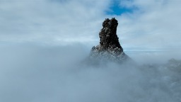 贵州梵净山：迎来立冬后首场雾凇景观