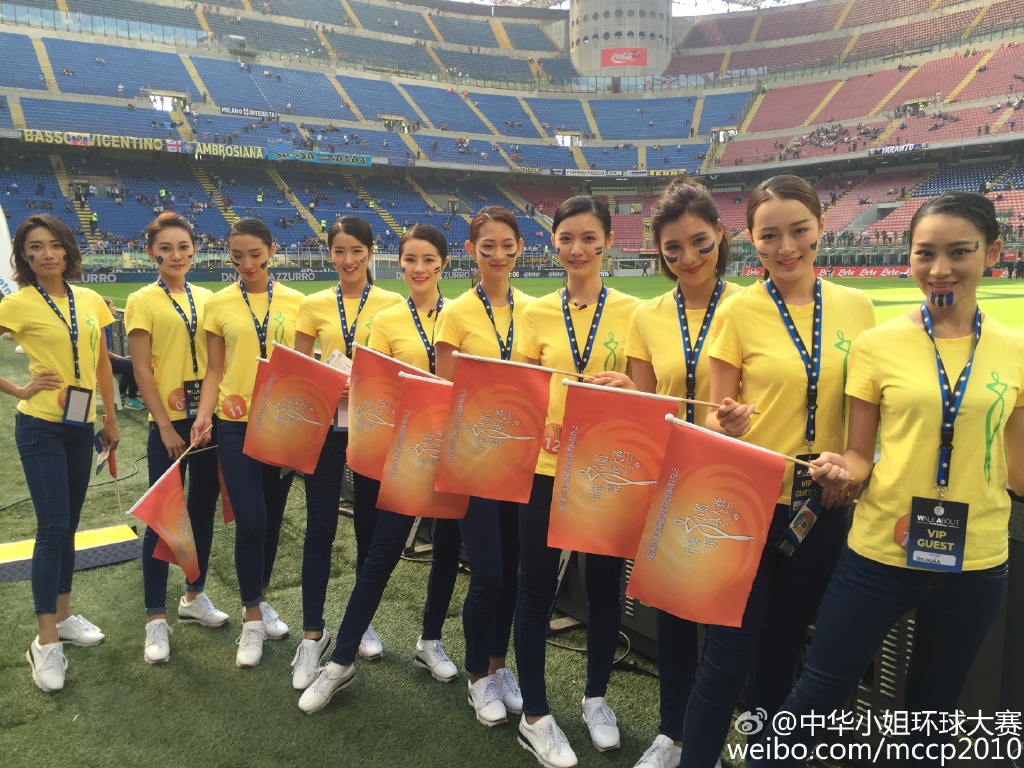 "中华小姐"佳丽造访梅阿查 国米球迷求合影
