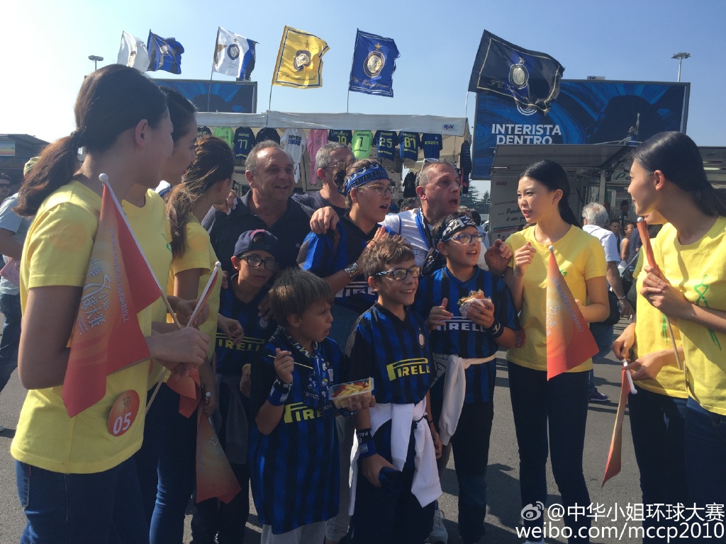"中华小姐"佳丽造访梅阿查 国米球迷求合影