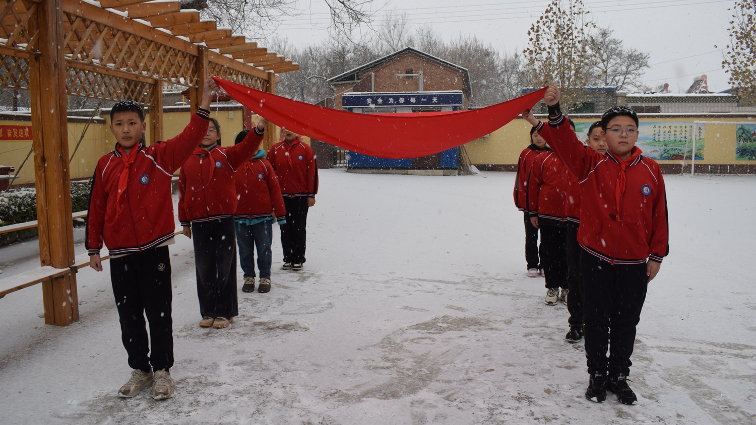 图片默认标题_fororder_满城区南韩村镇大固店村学校全体师生齐聚学校广场举行国家公祭日祭奠英烈主题升旗仪式 摄影 刘俊敏