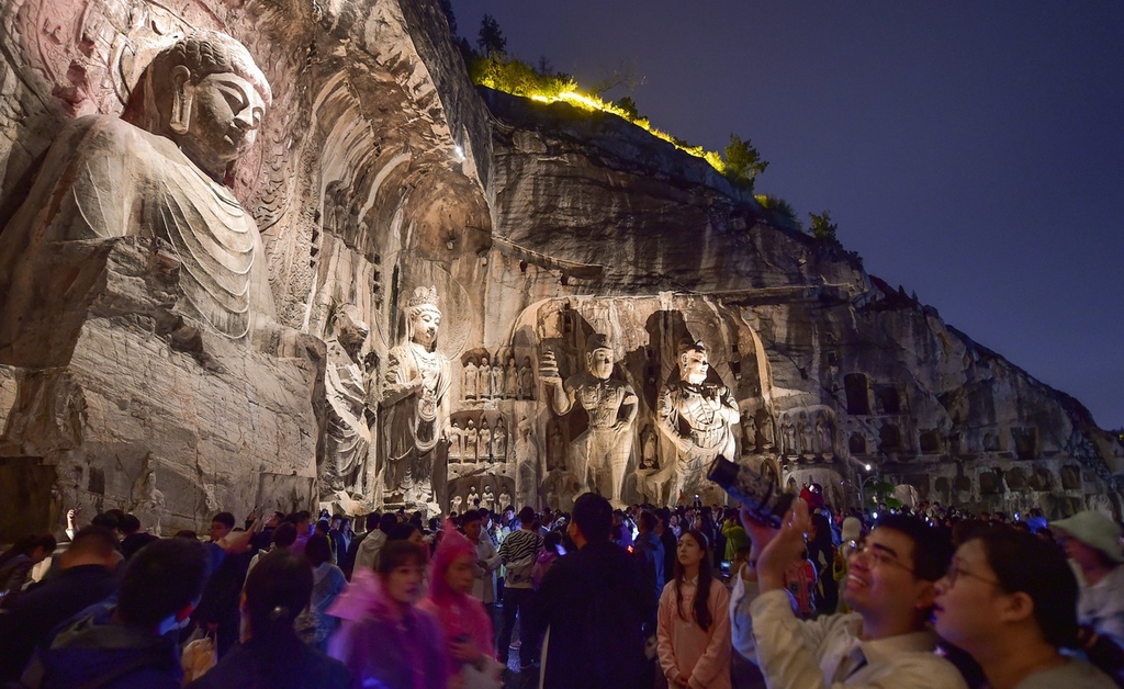 Longmen Grottoes in Henan pulls night crowds_fororder_493ca25b43ea47d9bb363c9d22f92c64