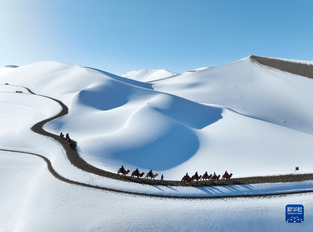 甘肃敦煌：雪后大漠景如画