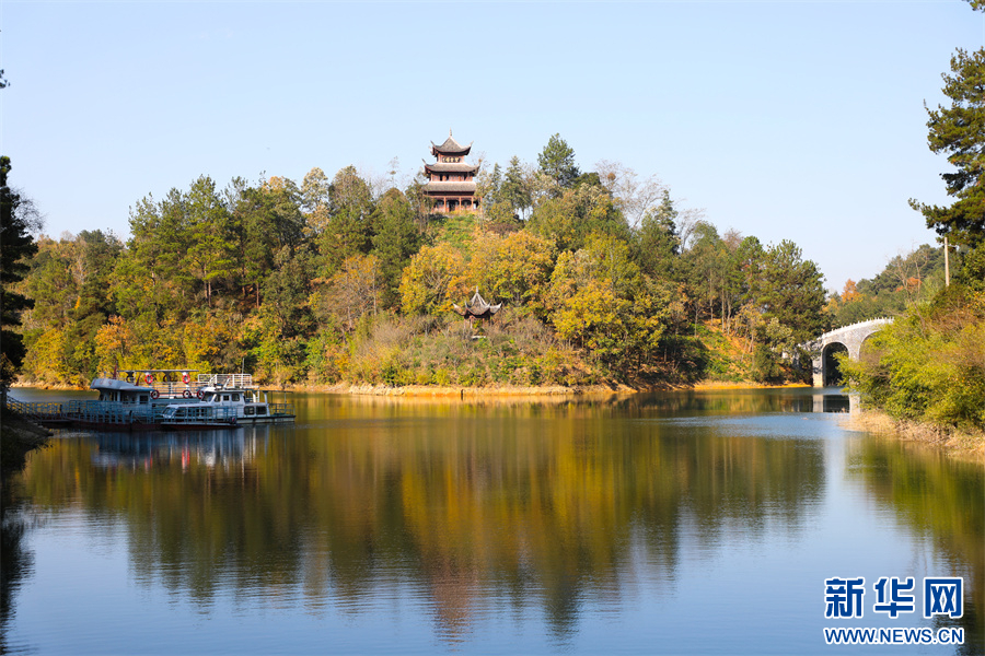 贵州长顺：冬日杜鹃湖美如画