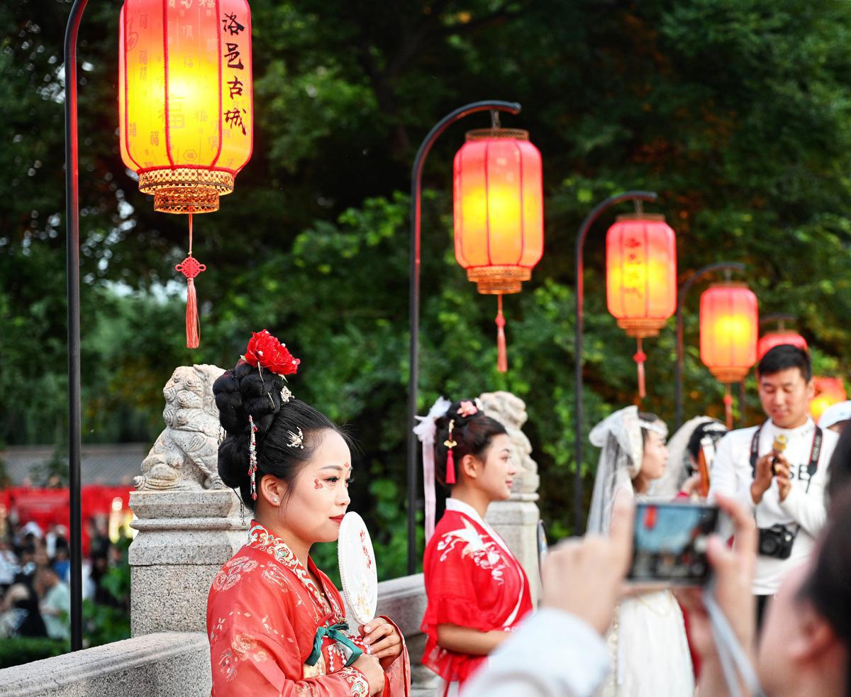 As hanfu culture flourishes, businesses profit