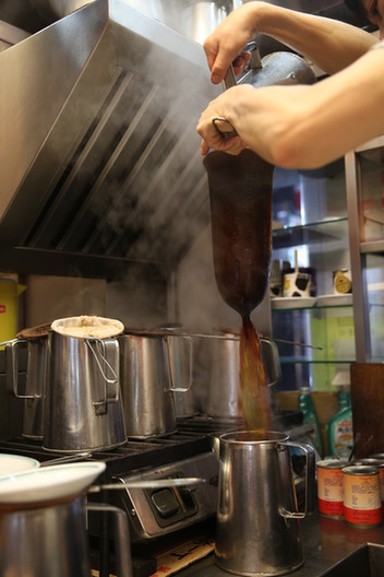 又到了看丝袜的季节 兰芳园奶茶和丝袜更配哦
