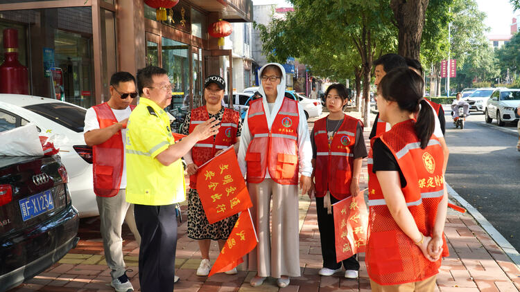 河北唐縣：文明交通落細落小 平安之路行穩致遠_fororder_8月23日，唐縣交警大隊工作人員為志願者進行崗前培訓，現場講解路口交通規則（李斌華 攝）.JPG