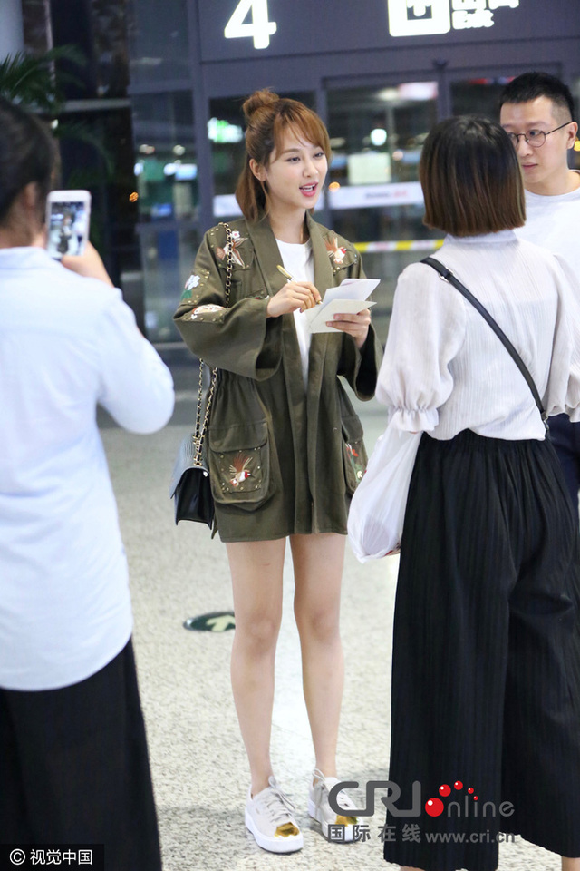 杨紫潮装现身机场 美腿又长又直自信露甜笑