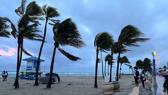 美国佛罗里达州约1700万人面临恶劣天气威胁