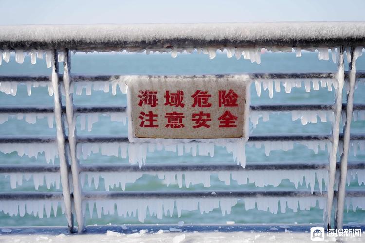 海浪被“冰封”！青岛海边再现“冰挂”奇观！