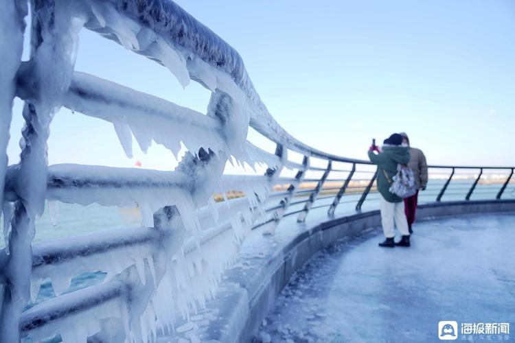 海浪被“冰封”！青岛海边再现“冰挂”奇观！