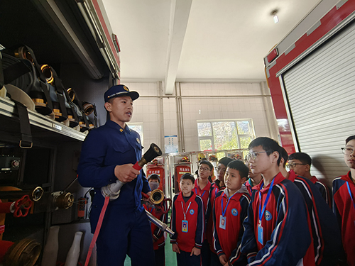 保定市满城区：学习消防知识 增强安全意识_fororder_消防队员介绍开花水枪 摄影 崔景俊