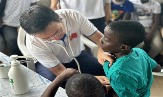 中国援冈比亚医疗队在SOS儿童村开展医疗援助活动_fororder_图片2