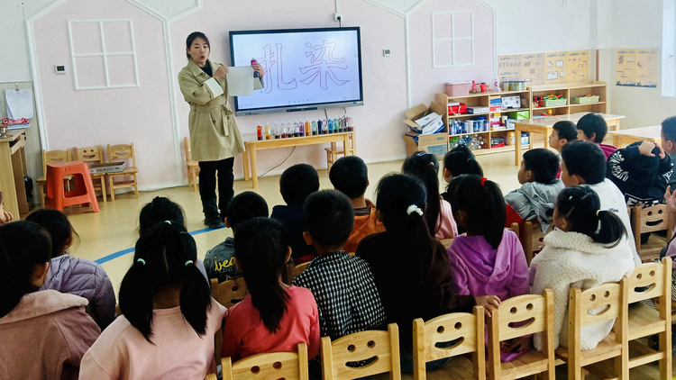 河北唐縣：巧手扎錦繡 感受非遺美_fororder_孩子們認真聽老師講述扎染的過程。紀穎攝