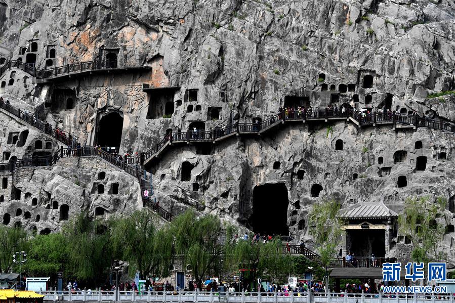 洛阳龙门石窟迎来旅游旺季