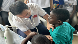 中國援岡比亞醫療隊在SOS兒童村開展醫療援助活動