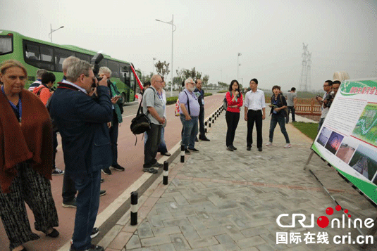 奥地利记者团参观渭河南大堤景观长廊