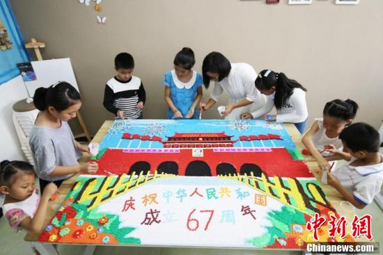 江西萌娃用3万枚纽扣拼出“天安门”迎国庆
