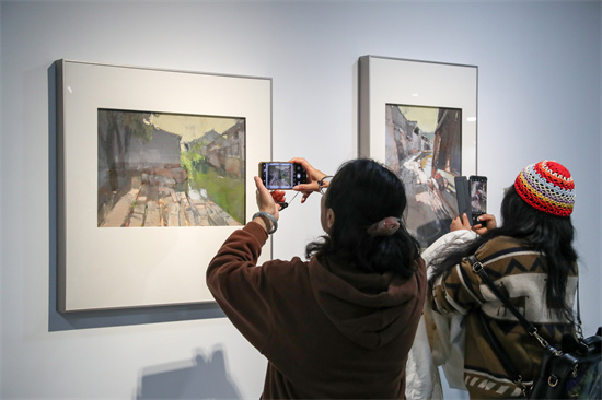 “为时代鸣唱” 65幅作品亮相“鸣于时代——全国青年水彩粉画艺术家推广计划”首展_fororder_市民观展4