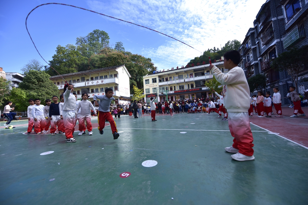 貴州鎮遠：各中小學校運會如火如荼_fororder_2023年11月17日，鎮遠縣城關三小校運會跳繩比賽現場。（江春健 攝）.JPG