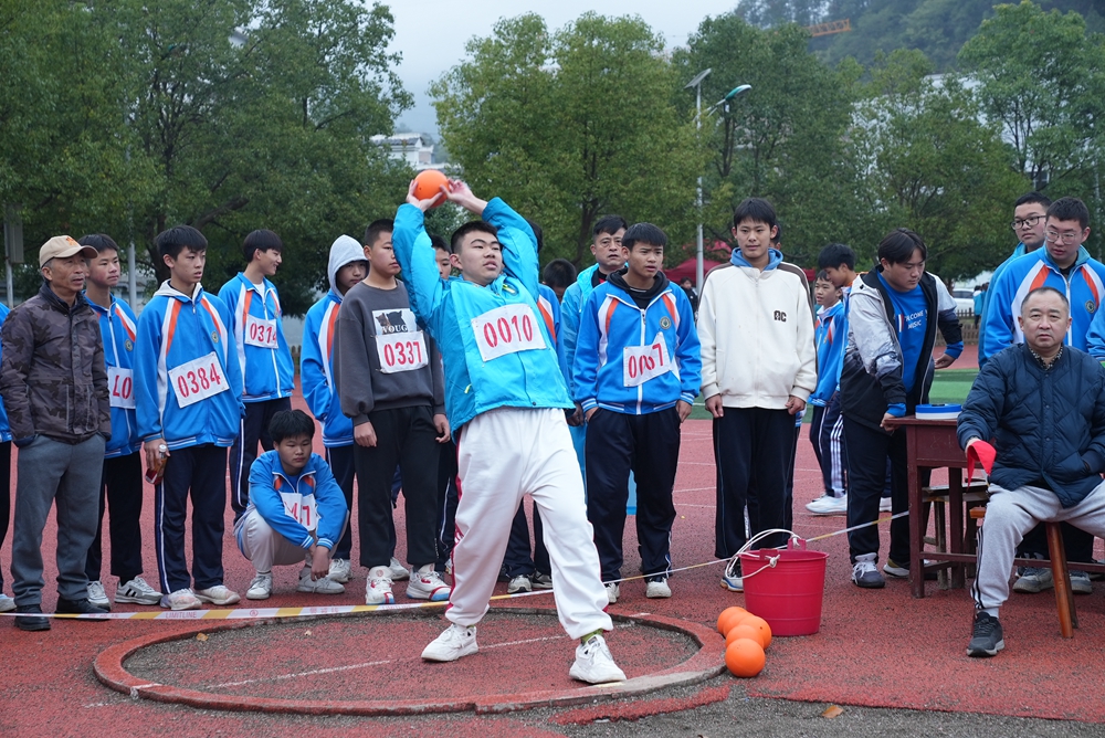 贵州镇远：各中小学校运会如火如荼_fororder_2023年11月16日，镇远县第三中学校运会铅球比赛现场。 （龙世才   摄）.JPG