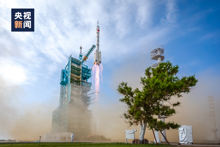 火箭尾焰“拉面”太惊艳！摄影师揭秘→