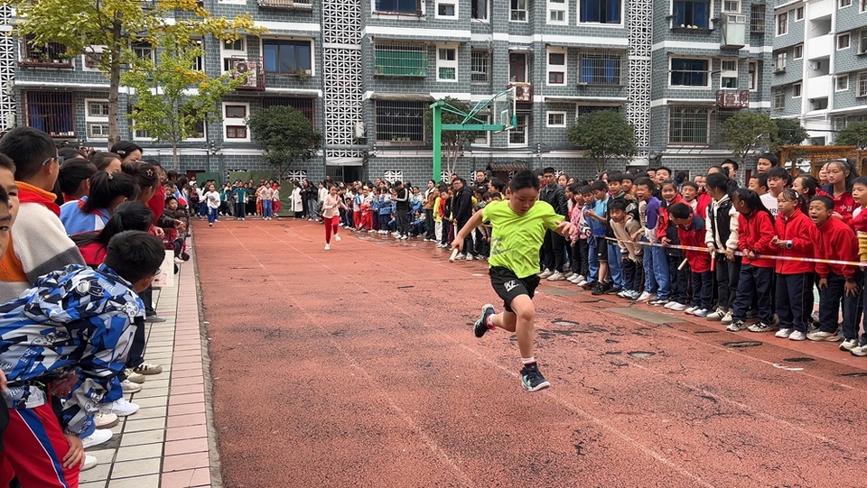 貴州鎮遠：各中小學校運會如火如荼_fororder_2023年11月16日，鎮遠縣城關三小校運會接力賽跑比賽現場。 （龍世才   攝）