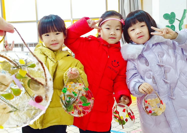 河北唐县：冬日巧手冻冰花_fororder_孩子们展示自己制作的漂亮冰花  万欣然摄